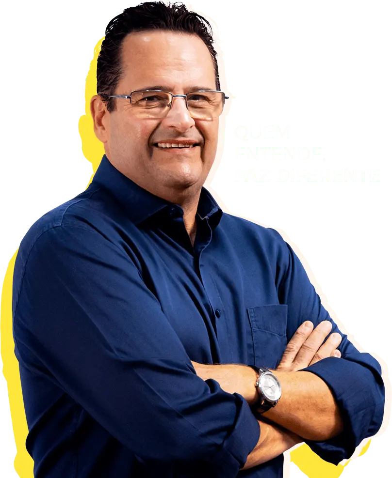 Professor Haroldo de braços cruzados, sorrindo. Quem entende, faz diferente.
